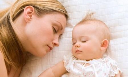 Как часто кормить новорожденного грудным молоком