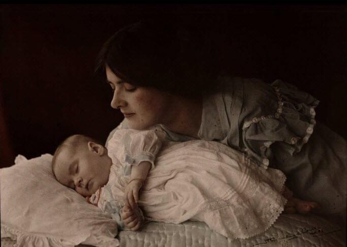 прислушаться к дыханию ребенка