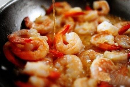 Можно ли кормящей маме креветки