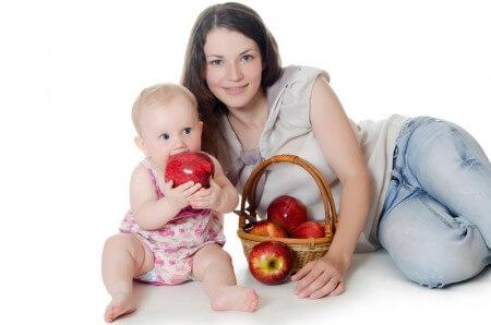 Можно ли кормящей маме яблоки