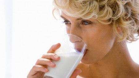 Можно ли пить молоко кормящим мамам