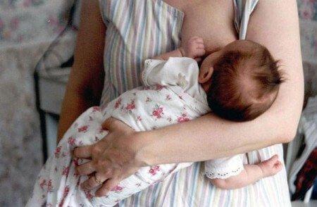 Правильные позы для кормления новорожденного