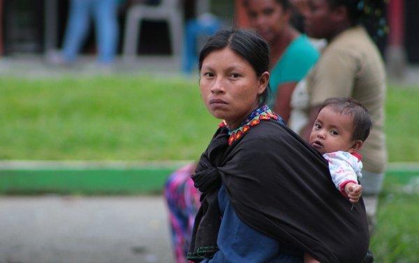 Как правильно носить ребенка