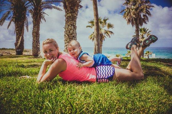 С малышом на море