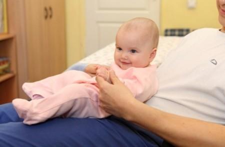 Во сколько месяцев ребенок держит голову